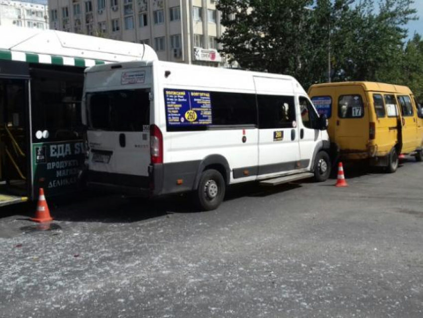 Стекла вдребезги: масштабное ДТП с участием маршруток и автобуса в Волжском