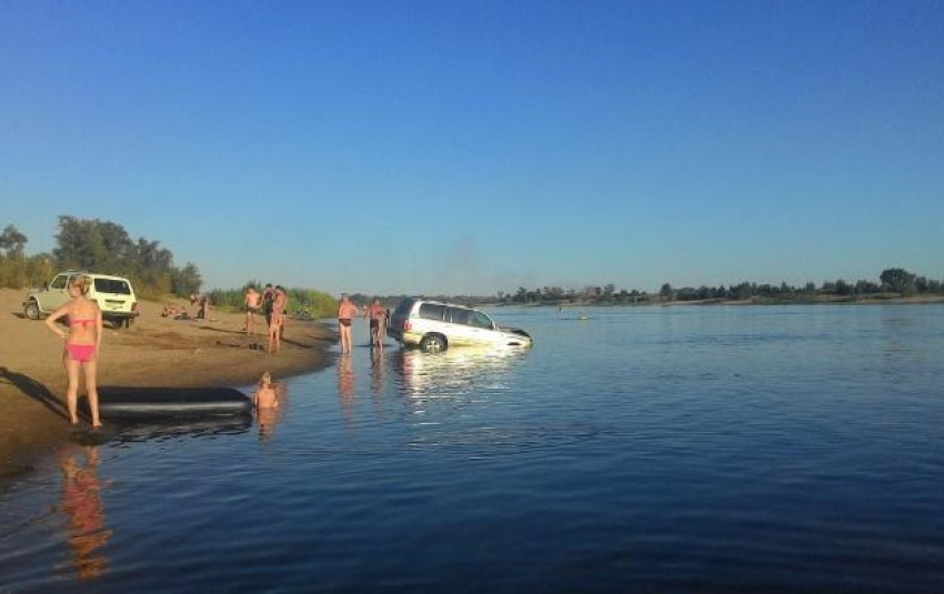 Водитель из Волжского приехал на пляж и припарковал своё авто в речке