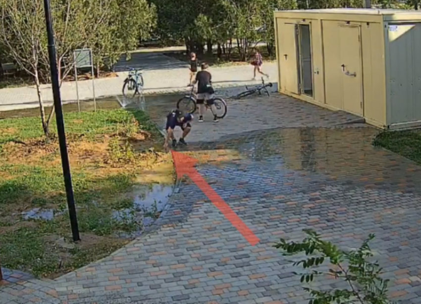 В Волжском подростки сломали систему полива в сквере: видео