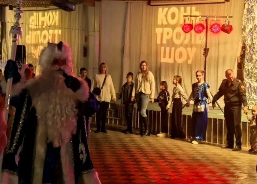 Супергерои безопасности: в Волжском для детей провели акцию «Безопасный Новый год» 