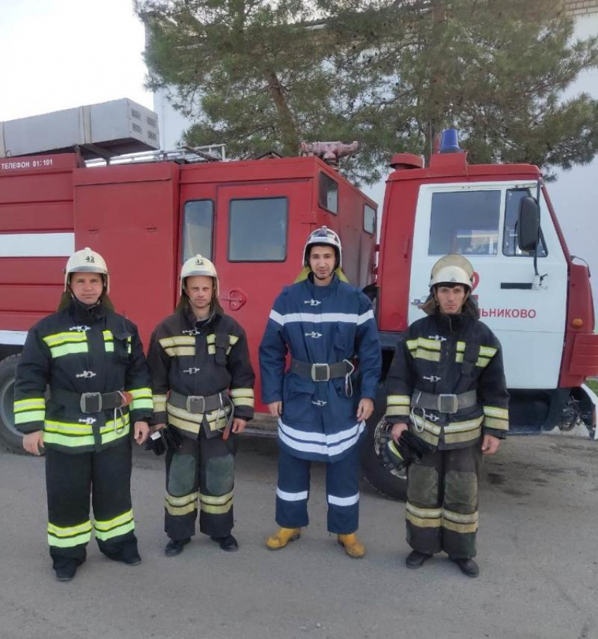 Спасли 4 детей из пожара: волгоградские МЧСники вывели их из огня
