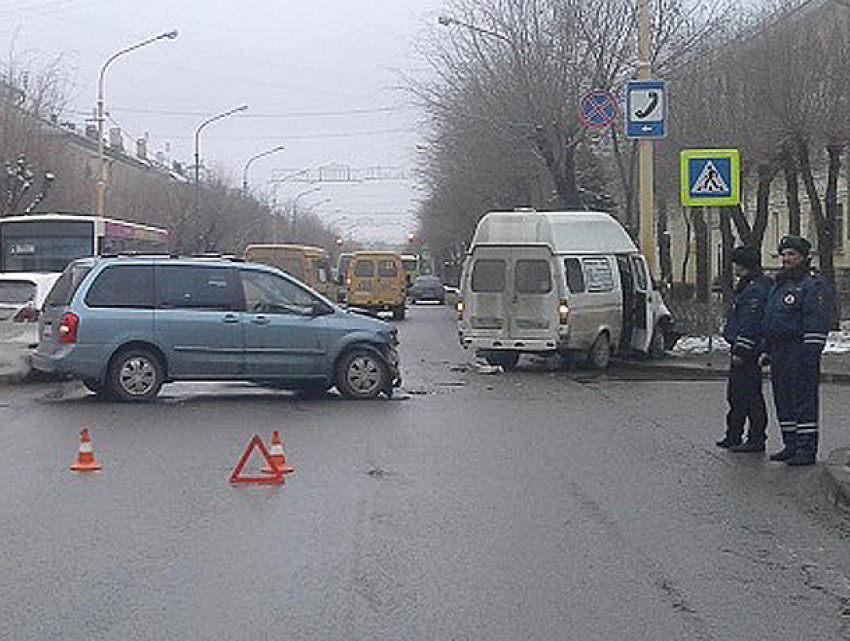 В столкновении иномарки и маршрутки в Волжском пострадала пассажирка