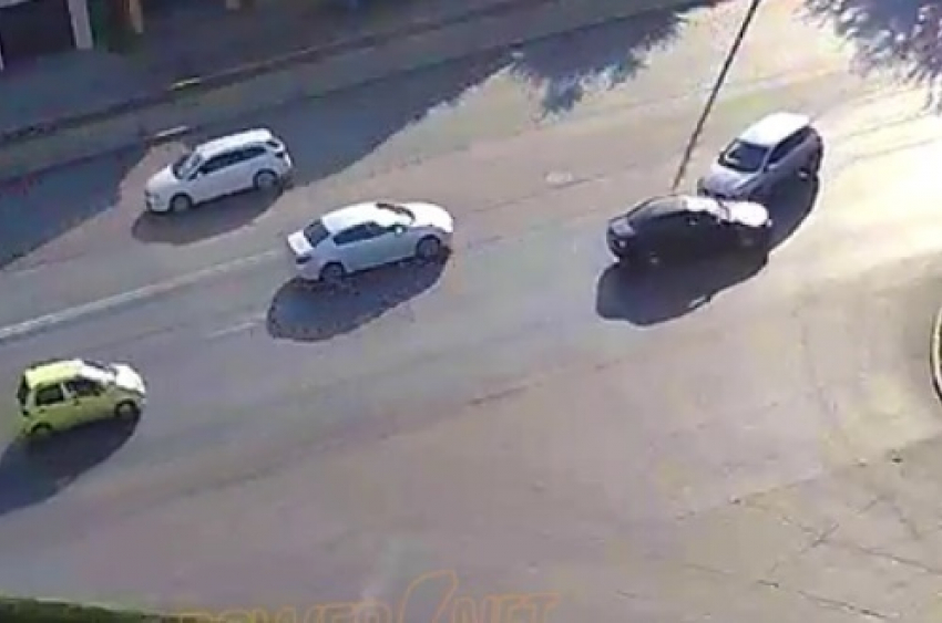 На «скандальном» перекрёстке в Волжском произошло столкновение двух иномарок 