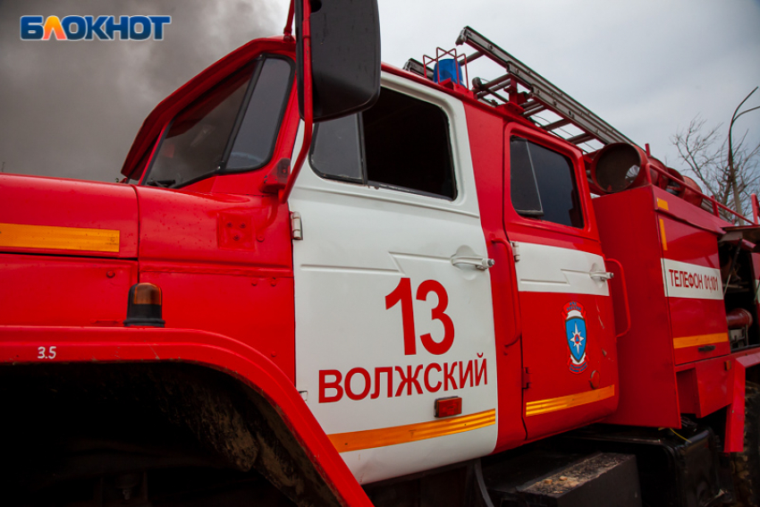 В Волжском во дворе на улице Мира сгорела «ГАЗель», перепугав жителей взрывом