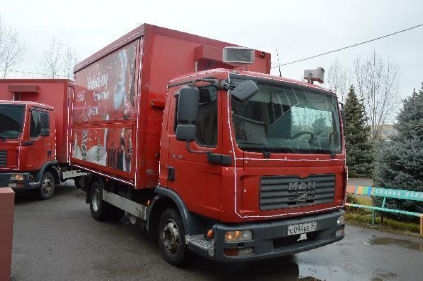 По Волжскому прокатился караван Coca-Cola, состоящий из трех грузовиков