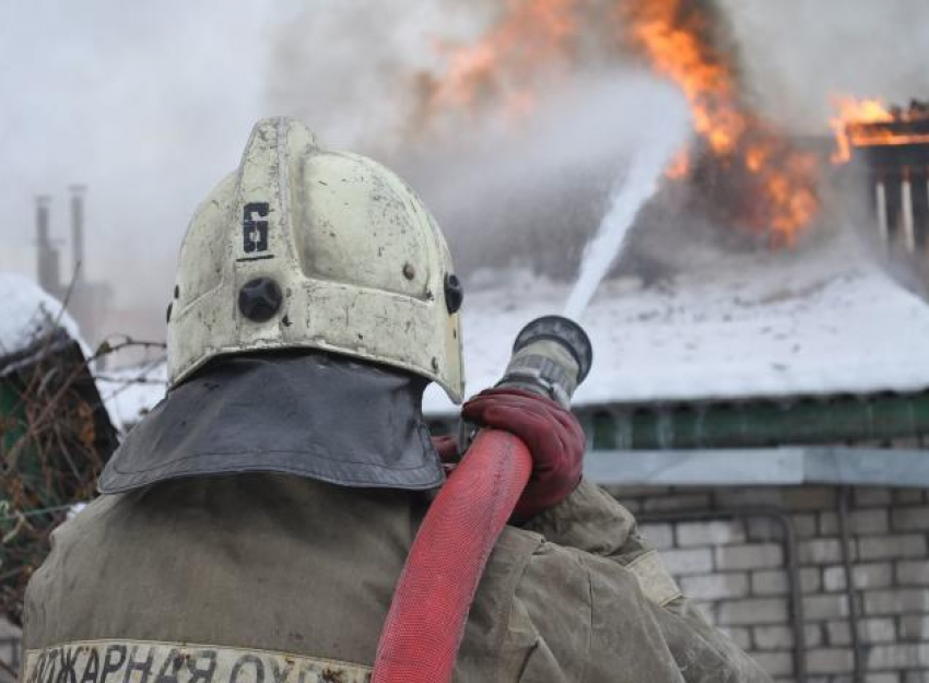 В Быковском районе загорелся жилой дом