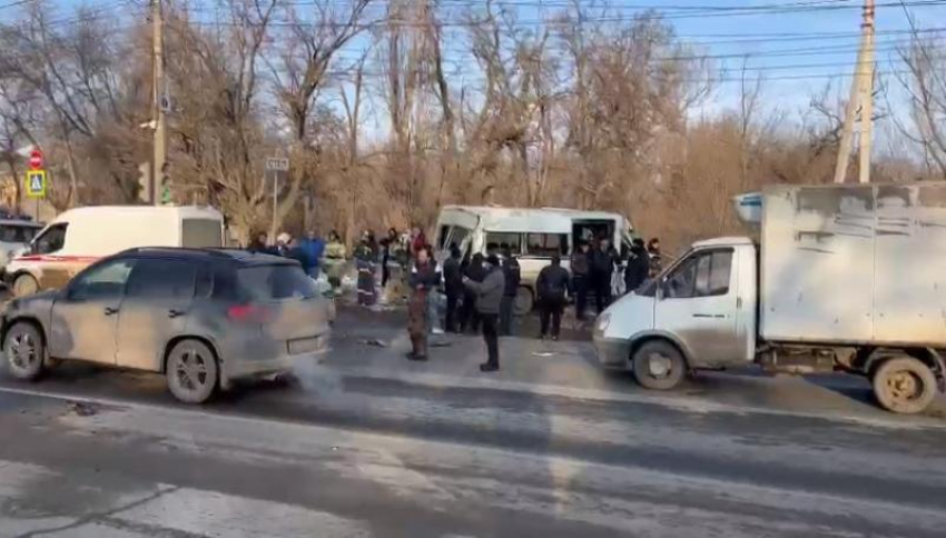 Три трупа, среди погибших - ребенок: все подробности страшного ДТП с маршруткой и КАМАЗом в Волгограде