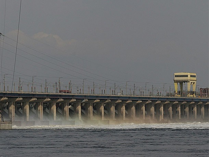 Волжская ГЭС продолжает сбрасывать воду
