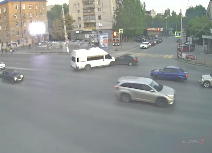 4 человека, в том числе 2 ребенка пострадали в ДТП в Волгограде: видео