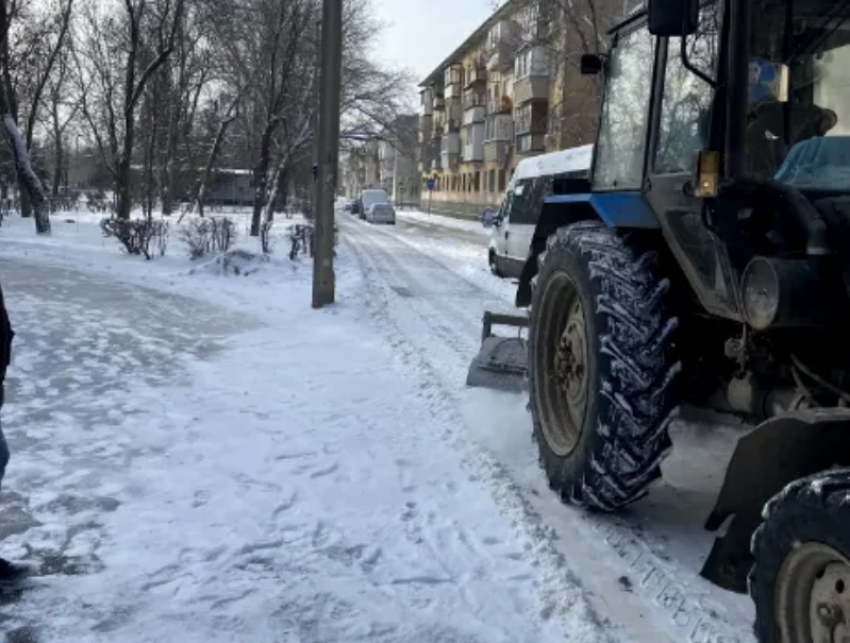 Как в Волжском ежедневно наводят порядок после снегопадов
