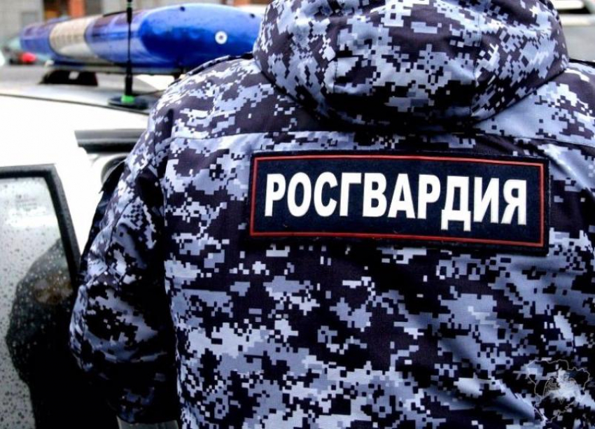 В Волжском пьяный мужчина разбил витрину в магазине