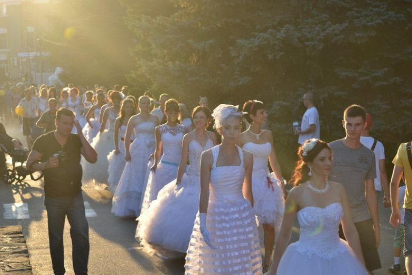 Парад невест в Волжском: бесплатный пиар и самолюбование