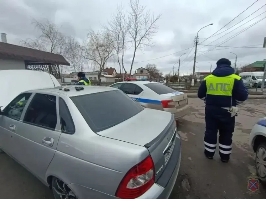 В Волжском за стрельбу из окна «Приоры» задержана компания молодых людей