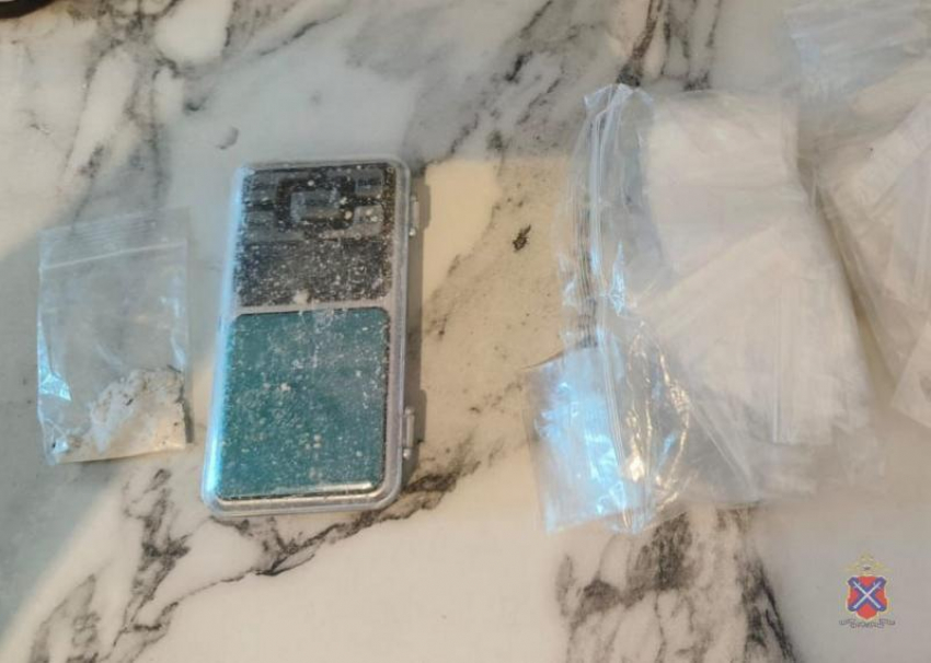 В Волжском задержали наркокурьершу в «командировке» с крупной партией мефедрона