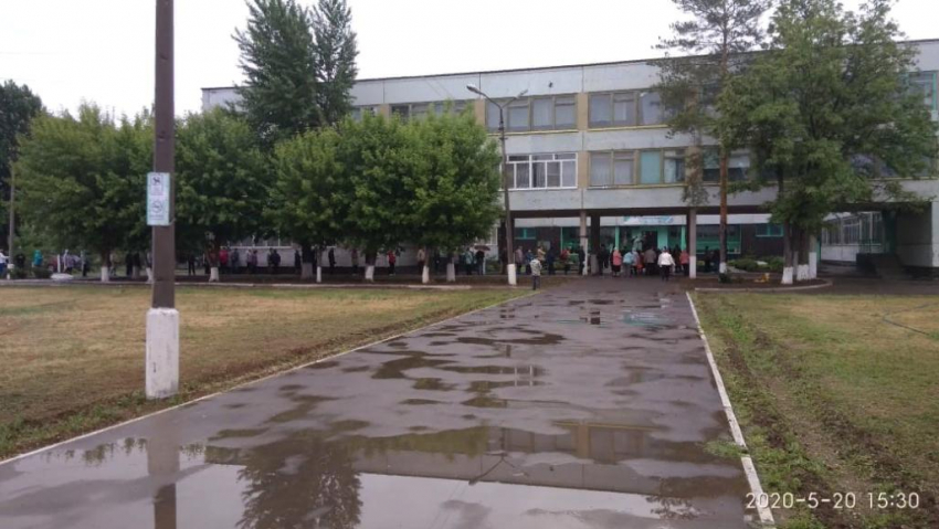 Огромная очередь скопилась у школы за бесплатными масками и перчатками в Волжском