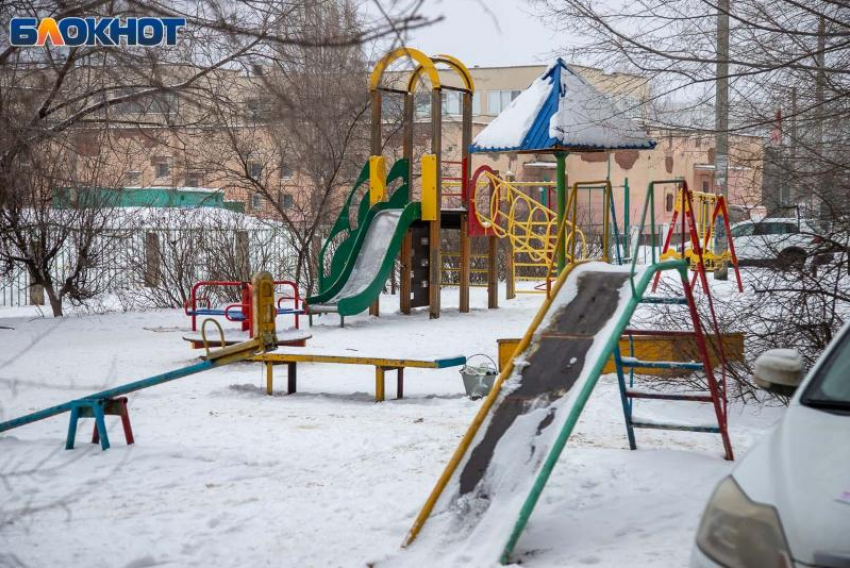 Автомобиль волгоградки раздавило песочницей, УК заплатит 270 тысяч ущерба