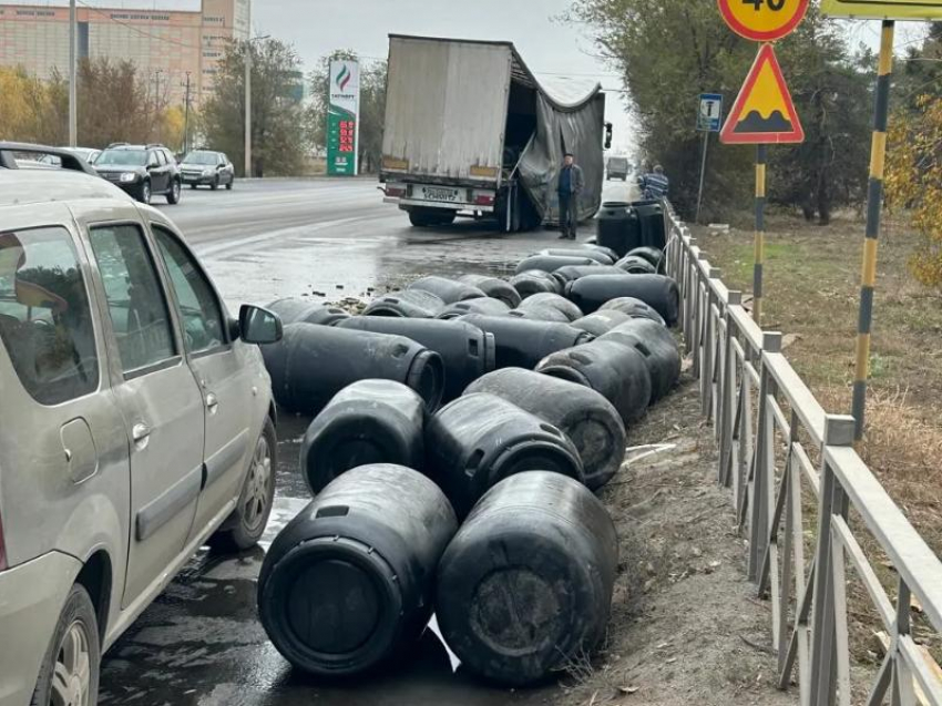 Запах тухлятины: улицу Волжского заполнили соленными огурцами