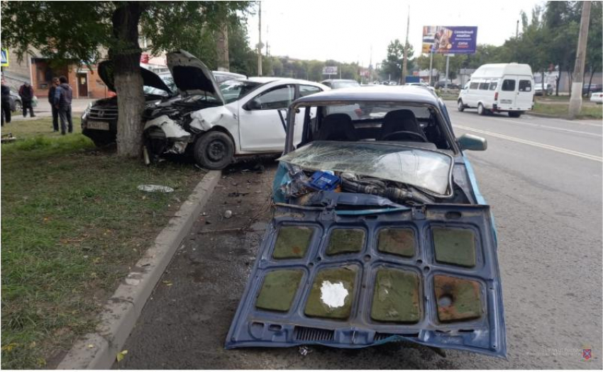 6-летний ребенок пострадал в массовой аварии в Волгограде: от машин осталась груда металла