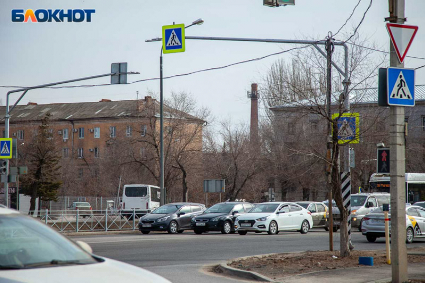 В Волжском обновили список дворов, где снесут огражденные парковки