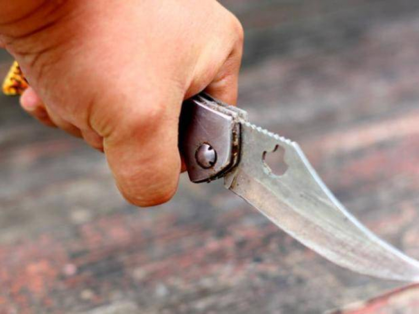 Ревнивый житель Волгоградской области изрезал ножом жену на глазах ребенка