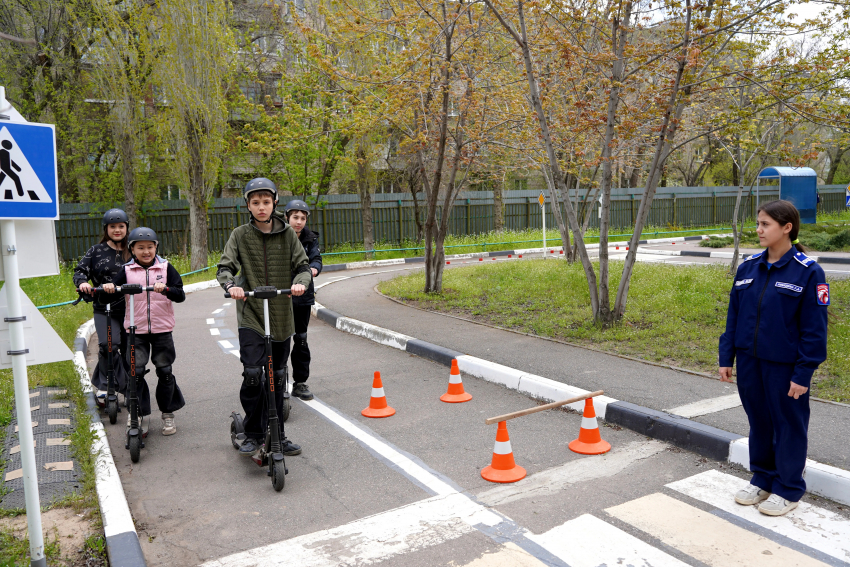 В Волжском школьники соревновались в управлении самокатами