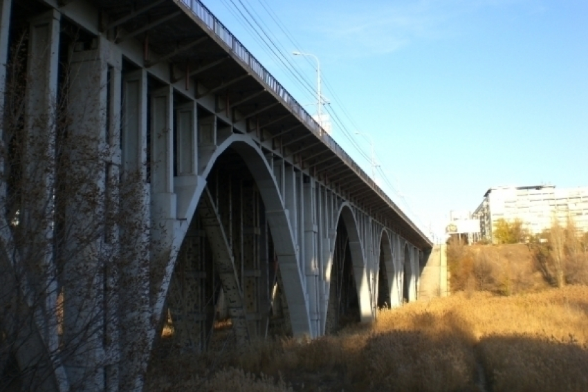 В Волгограде мужчина свел счеты с жизнью, спрыгнув с Астраханского моста