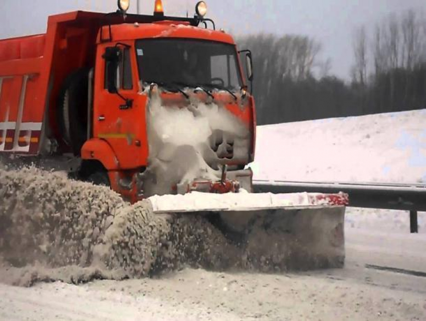 На дорогах Волжского начали свою работу снегоуборочные машины