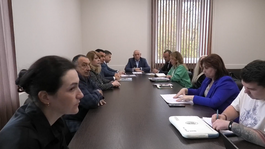 Глава Волжского обсудил мусорную проблему с регоператором