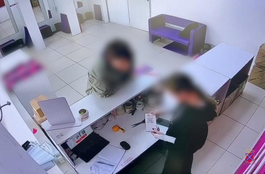 В Волжском подросток задержан за мошенничество с подменой телефона на пункте выдачи