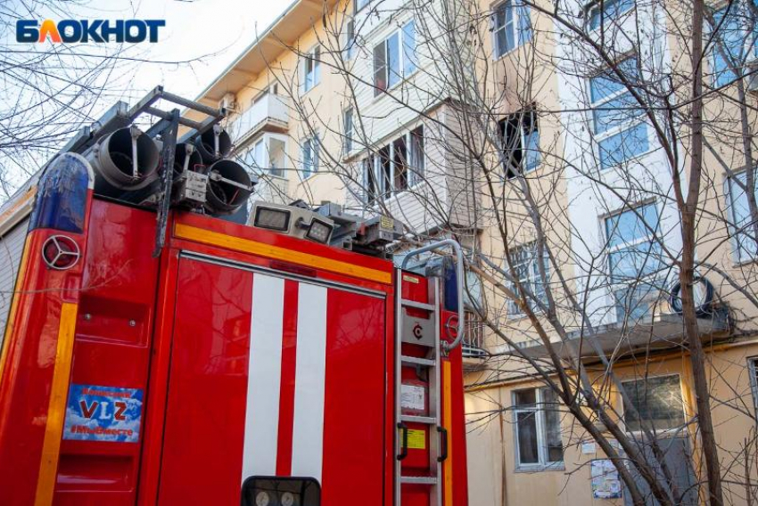 В Волжском выгорела иномарка на парковке