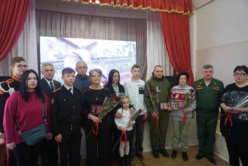 На церемонии в Волжском передали ордена Мужества родственникам погибших на СВО. Видео