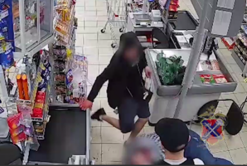 Бутылка, угрозы и тревожная кнопка: в Волжском осуждены хулиганы, избившие покупателя в супермаркете