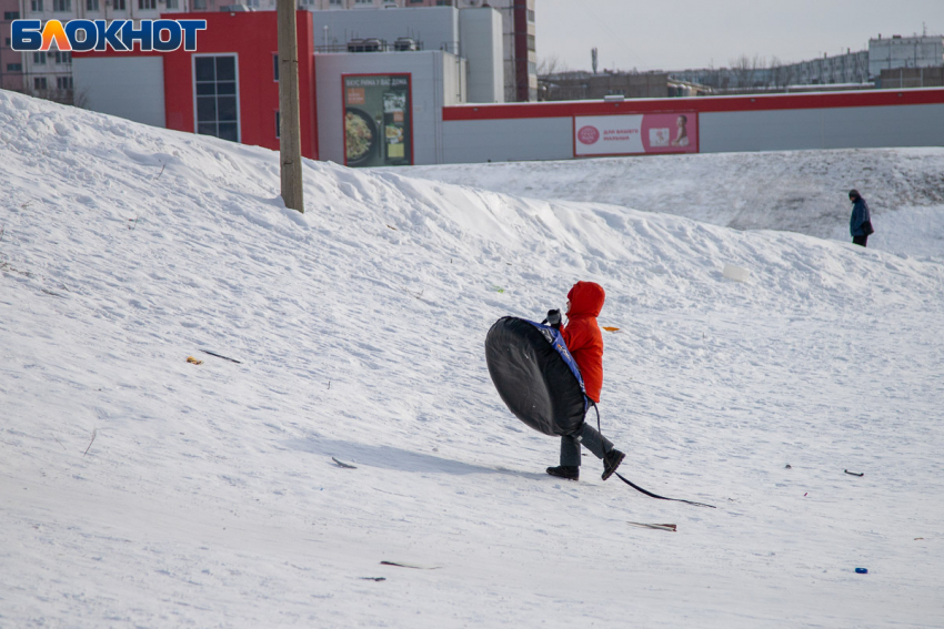 Сильный снегопад на выходных в Волжском выгонит больше техники для уборки на улицы