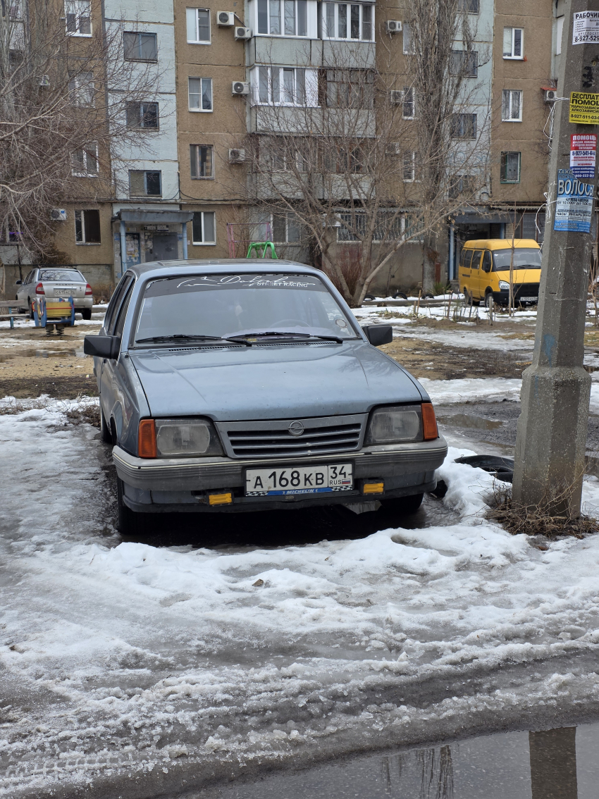 Брошенный автомобиль полгода мешает жителям Волжского: горожане просят помочь найти владельца