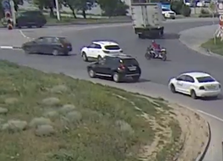 Страшное ДТП с участием мотоцикла и Hyundai Creta в Волгограде попало на видео