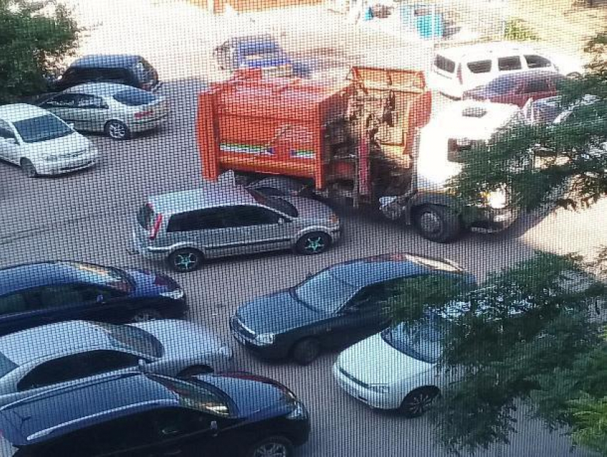 Волжский мусоровоз зажали в тиски припаркованные владения автохамов