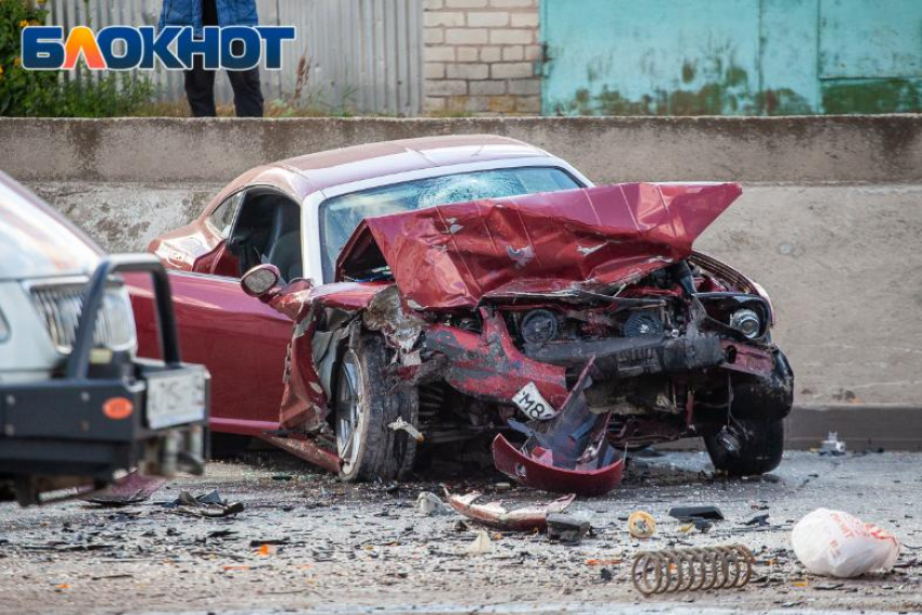 Видеорегистратор снял момент трагического столкновения «семерки» и Chrysler в Волжском