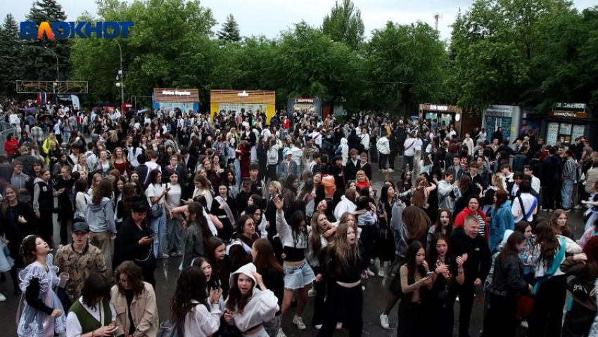 Ливень стал частью праздника: как 4500 промокших до нитки выпускников отрывались на закрытой вечеринке в Волжском