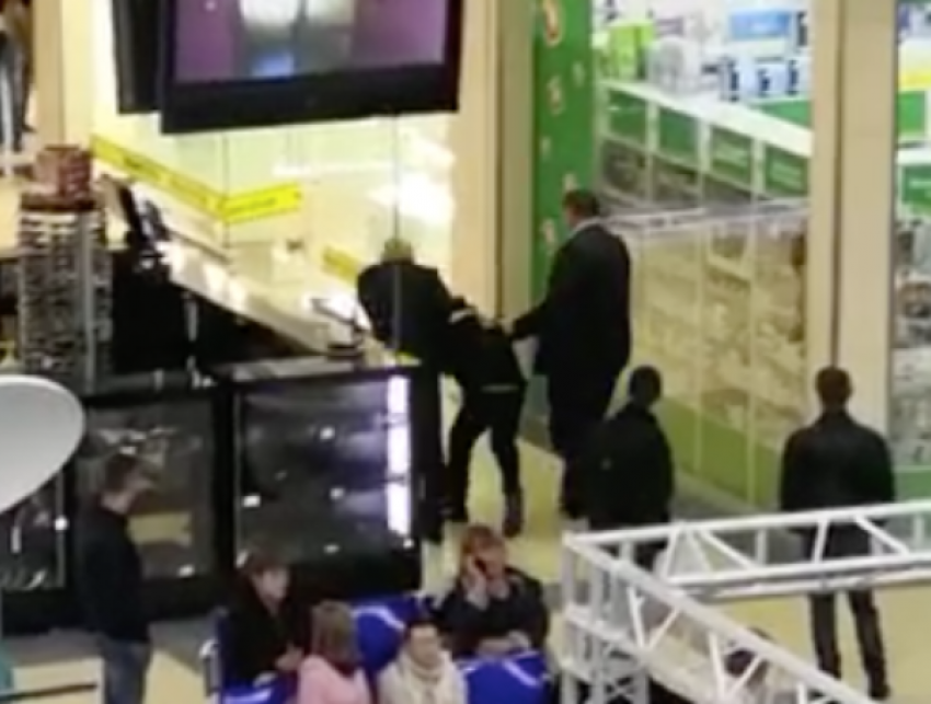 Охрана «скрутила» горе-воришку в торговом центре Волжского