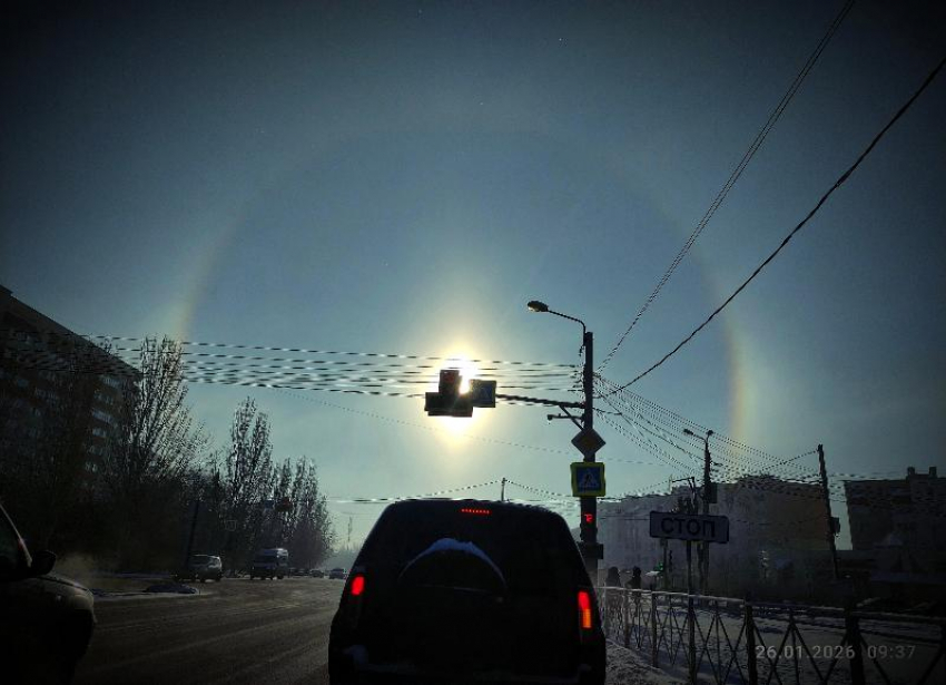 Над Волжским заметили редкое солнечное гало: фото