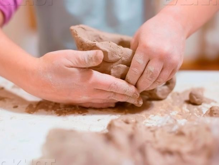 Бесплатные мастер-классы по лепке из глины и гипса организовали на время каникул для деток Волжского