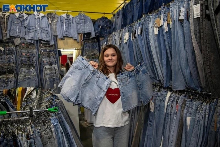Какие джинсы будут актуальны этим летом? Как выбрать и с чем носить?