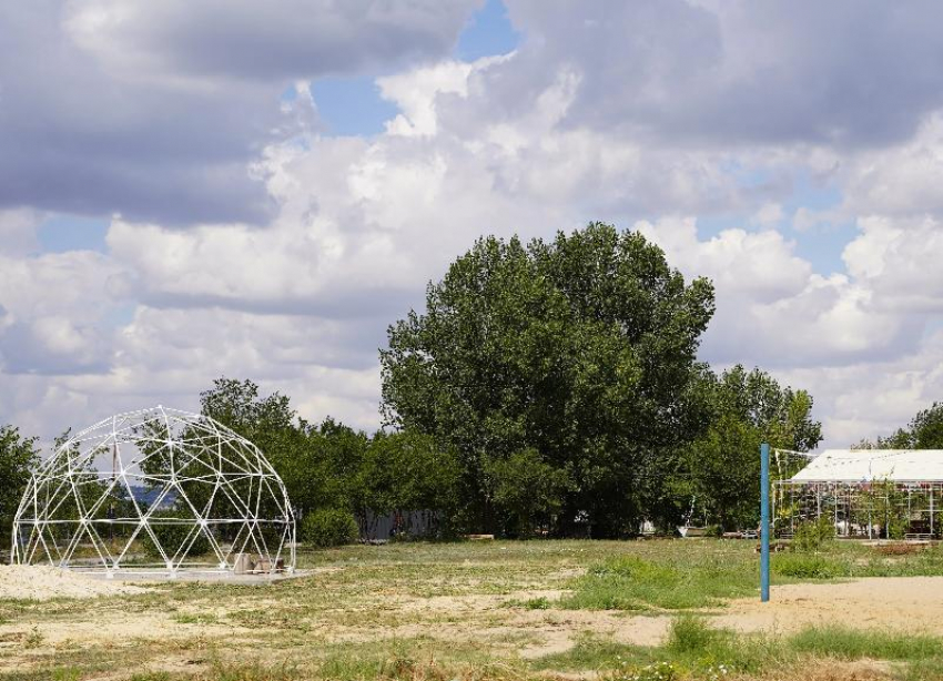 В Волжском устанавливают купол нового молодежного пространства в парке «Ноосфера»