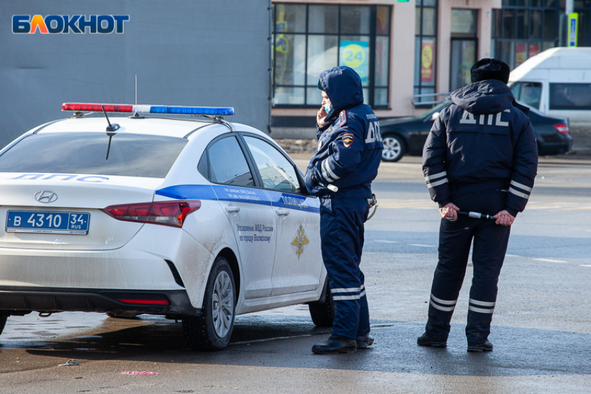 Женщина снесла дорожное ограждение на трассе Волжский-Волгоград: фото