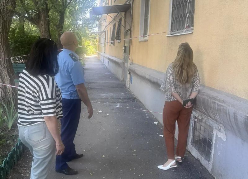 В Волжском прокуратура проверила инцидент с обрушением части кровли после травмирования жителя