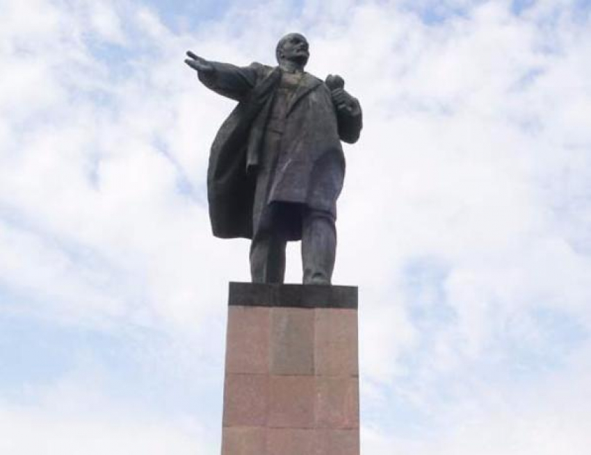Главного Ленина Волжского помыли перед днем рождения