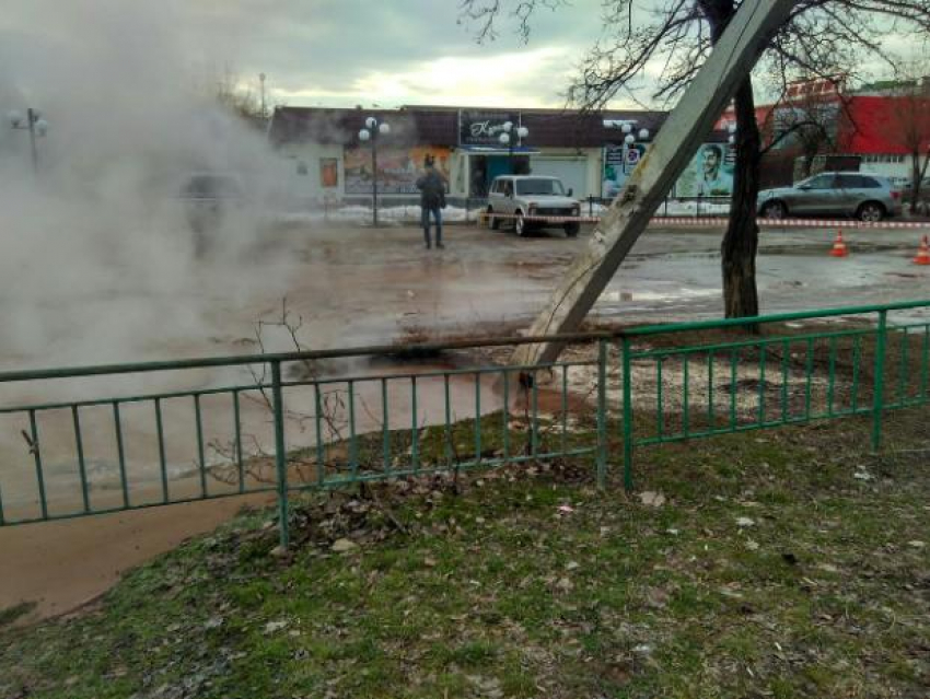 Водопроводную трубу с кипятком прорвало в Волжском