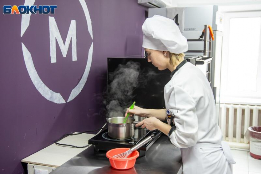 Съесть кусок чужого пирога советуют незамужним девушкам: приметы в Волжском