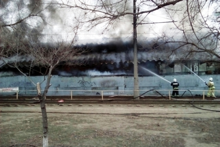Организована проверка по факту гибели продавщицы колбас при пожаре на рынке Волгограда