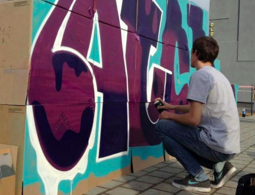 Чтобы не портить фасады зданий, художники нарисовали граффити на коробках в Волжском 